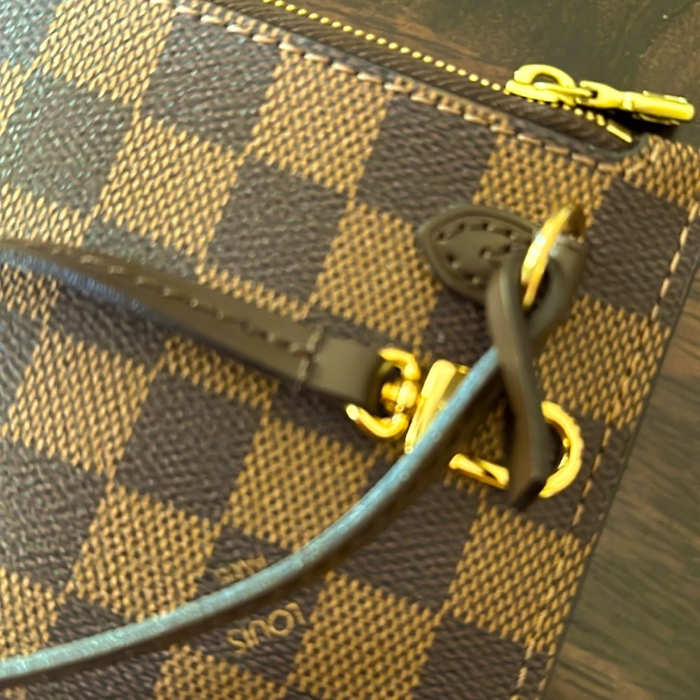 I’m selling it because since I bought the bag I have not used it RA1168